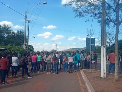 Indígenas bloquean carretera en Amambay para demandar la reactivación de un centro en Asunción. Indígenas bloquean carretera en Amambay para demandar la reactivación de un centro en Asunción.