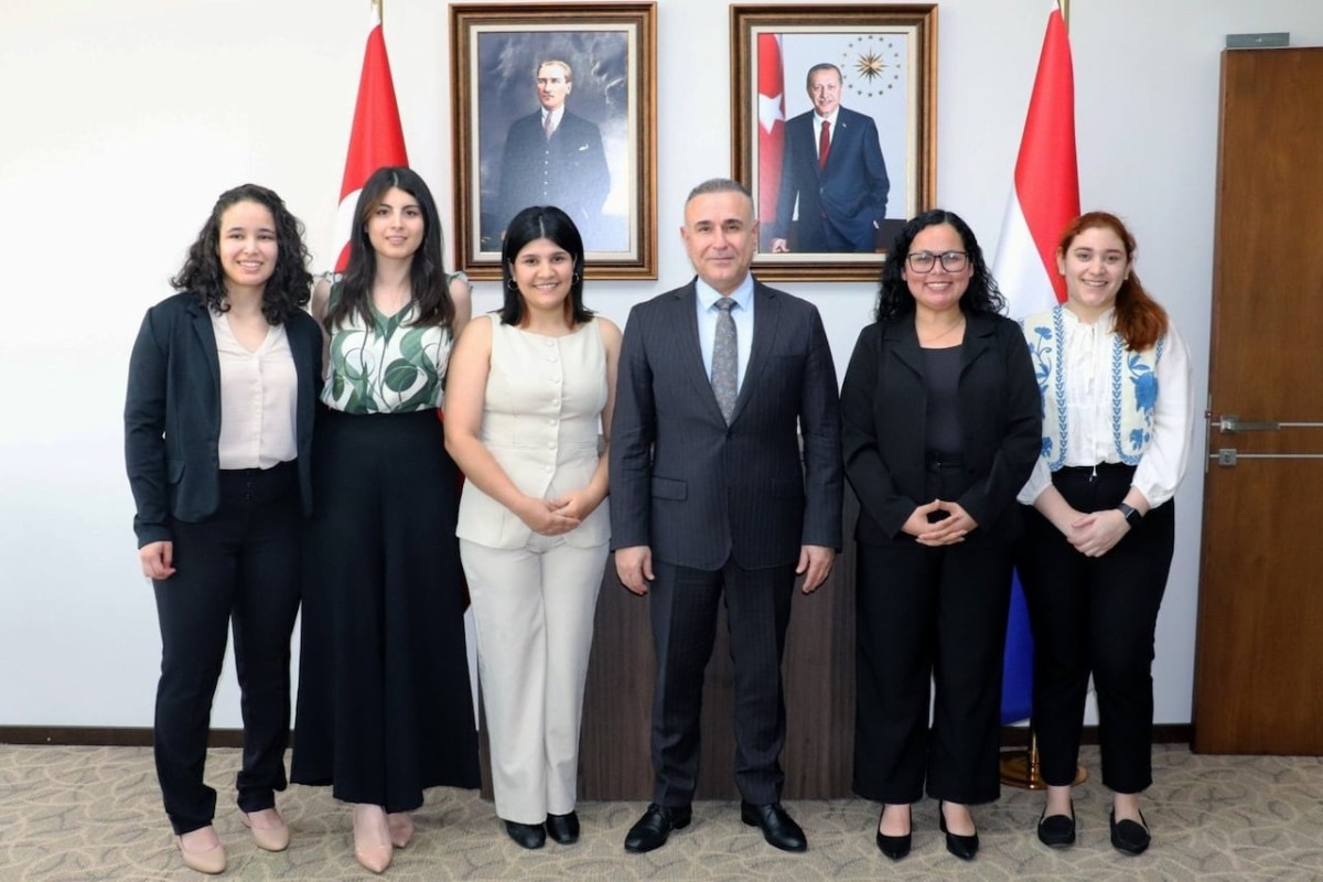 Cinco mujeres paraguayas reciben becas para estudiar maestrías en Turquía.
