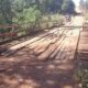 Habitantes de una comunidad continúan utilizando un puente en malas condiciones.
