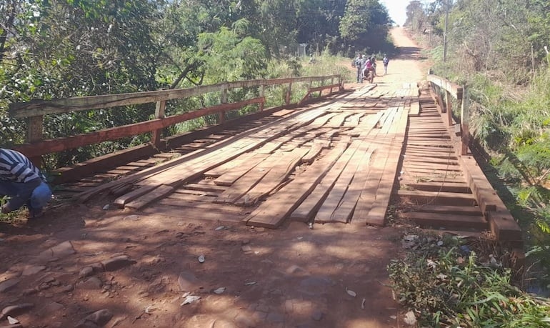 Habitantes de una comunidad continúan utilizando un puente en malas condiciones.