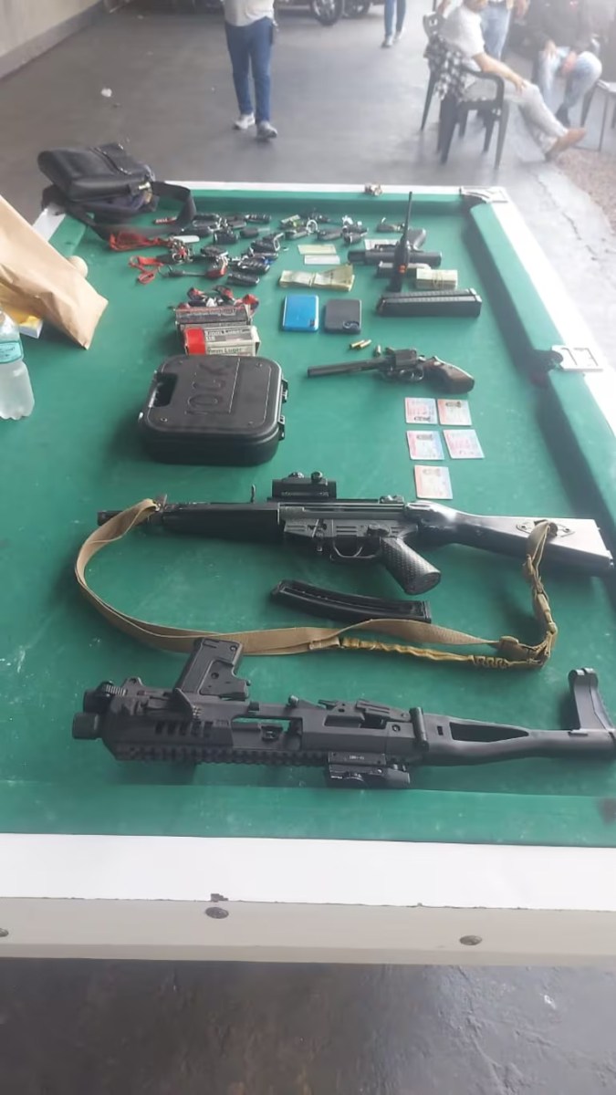 Descubren armas y municiones en un operativo en un parqueo de vehículos en Pedro Juan Caballero. Descubren armas y municiones en un operativo en un parqueo de vehículos en Pedro Juan Caballero.