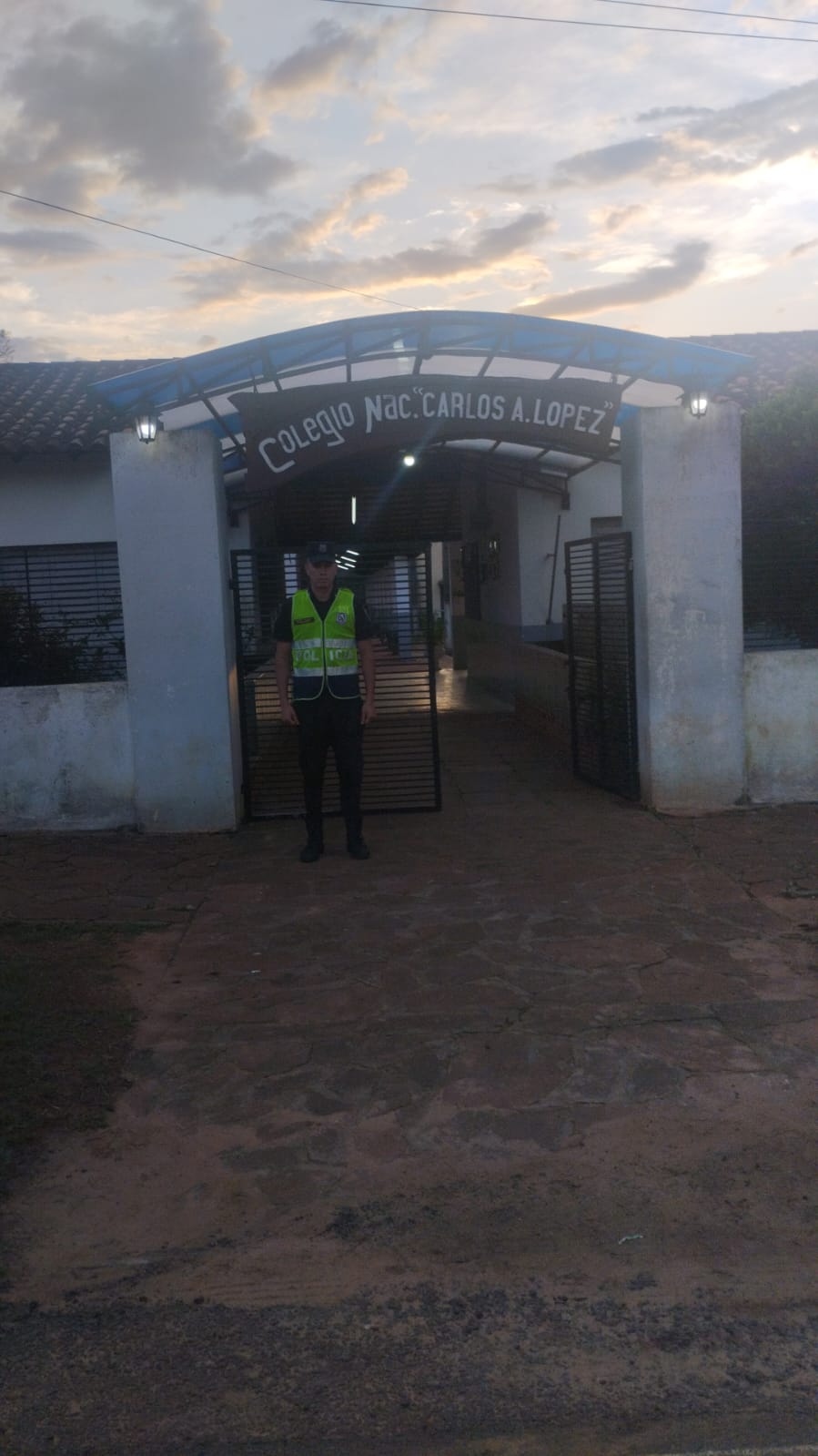 Seguridad garantizada en escuelas: Policía Nacional protege estudiantes misiones.