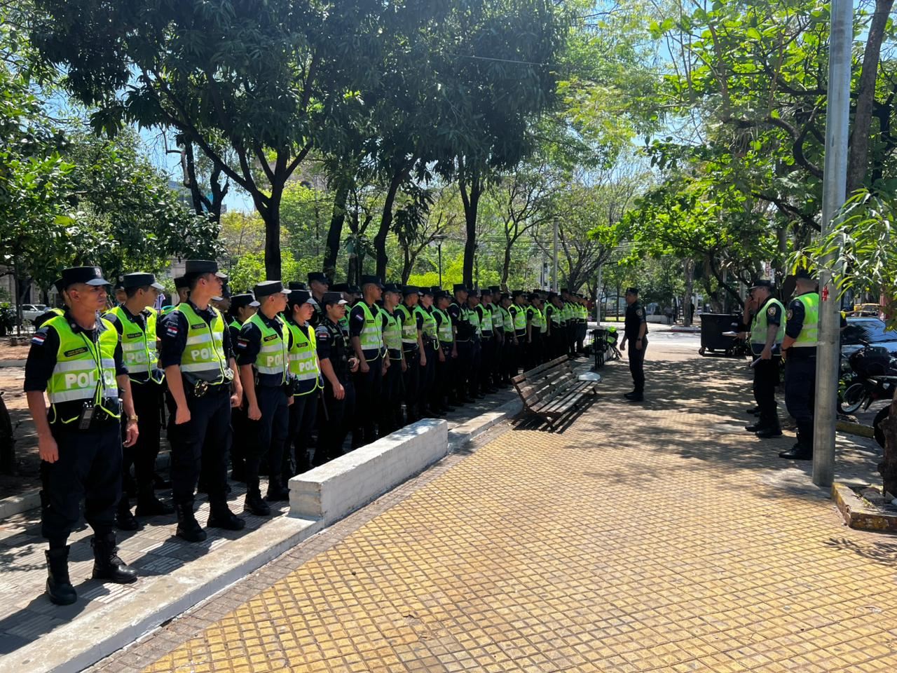 Formación y despliegue policial en Asunción garantiza seguridad ciudadana
