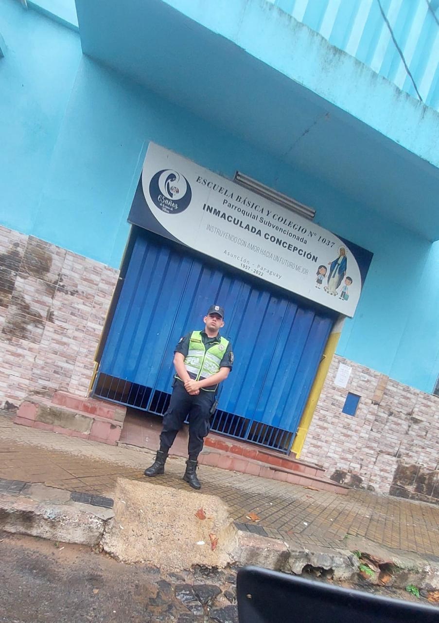 Cobertura policial garantiza seguridad en escuelas durante salida estudiantil.