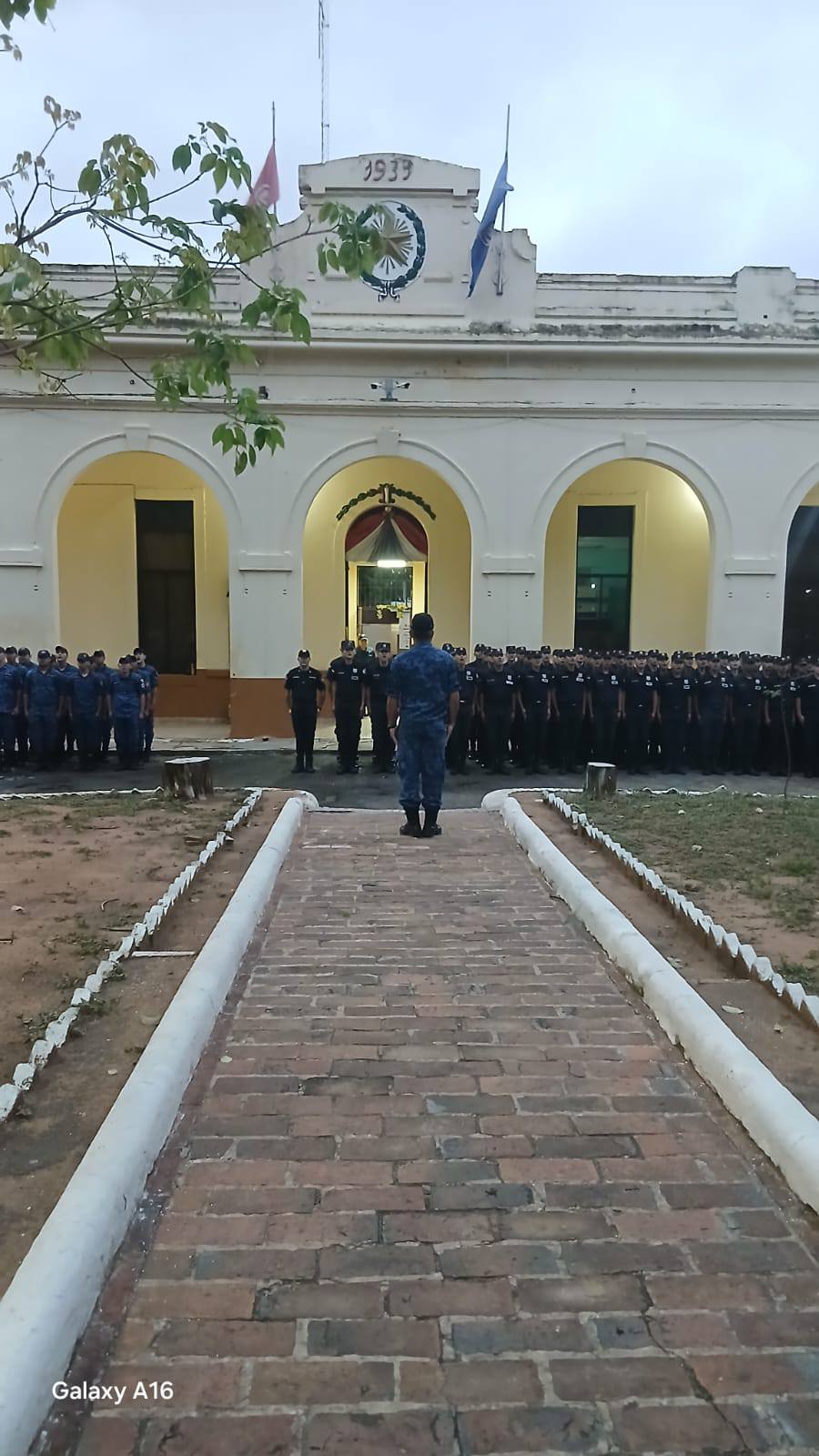 Izamiento del Pabellón Nacional: Honor y Deber en Formación