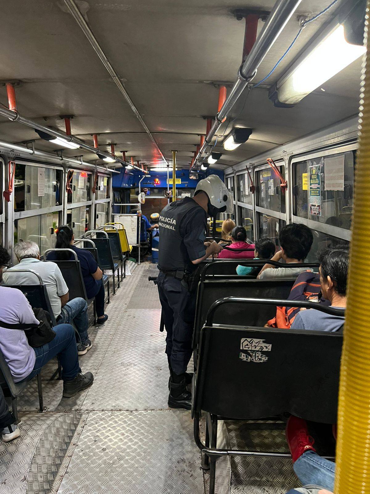 Operativo policial intensifica controles en transporte público del Departamento Central Operativo policial intensifica controles en transporte público del Departamento Central