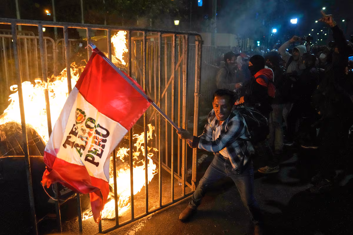 Al menos un muerto en la marcha contra el gobierno interino de Perú impulsada por jóvenes Al menos un muerto en la marcha contra el gobierno interino de Perú impulsada por jóvenes