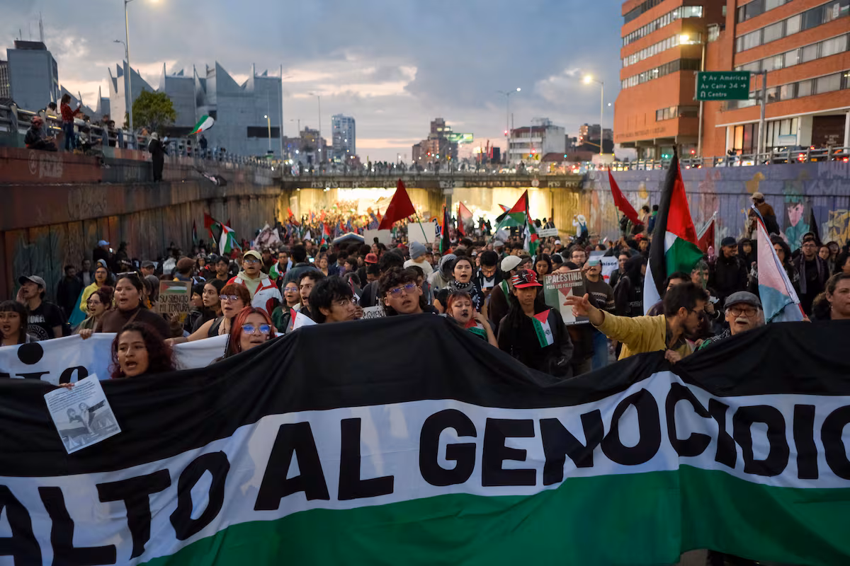 Bogotá eleva el volumen de las protestas contra la masacre en Gaza: “Colombia debe cortar todos los vínculos económicos con Israel” Bogotá eleva el volumen de las protestas contra la masacre en Gaza: “Colombia debe cortar todos los vínculos económicos con Israel”