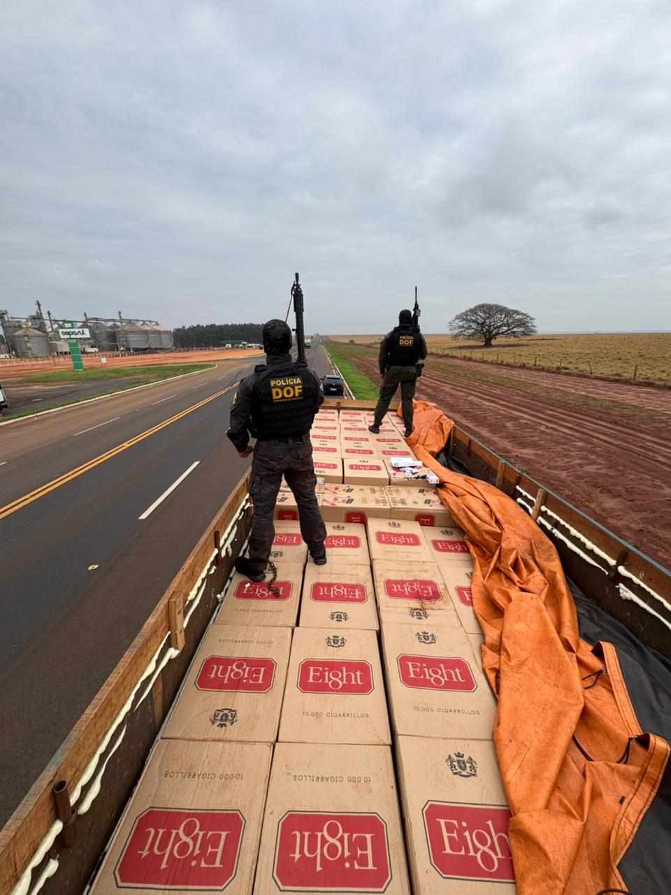 DOF intercepta caminhão com carga de cigarros ilegais a caminho do Paraná.