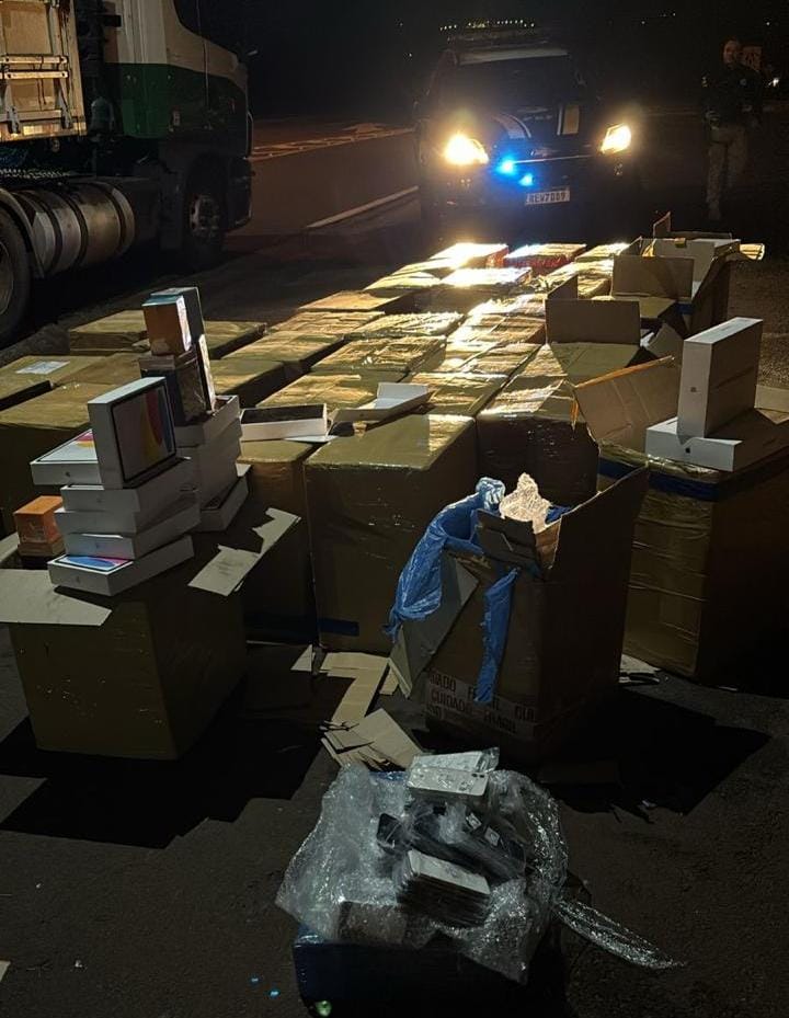 PRF intercepta carga de eletrônicos avaliada em R$ 22 milhões oculta em caminhão de materiais recicláveis. PRF intercepta carga de eletrônicos avaliada em R$ 22 milhões oculta em caminhão de materiais recicláveis.