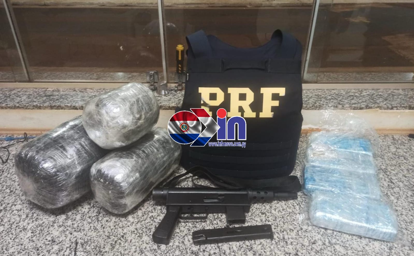 Passageiro é detido com cocaína, haxixe e submetralhadora na BR-463 em Ponta Porã. Passageiro é detido com cocaína, haxixe e submetralhadora na BR-463 em Ponta Porã.