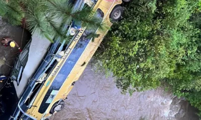Nueve fallecidos y varios heridos tras la caída de un autobús desde un puente en Argentina.