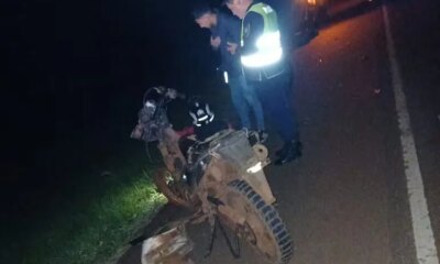 Motociclista fallece al colisionar con una bicicleta estacionada.