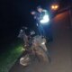 Motociclista fallece al colisionar con una bicicleta estacionada.