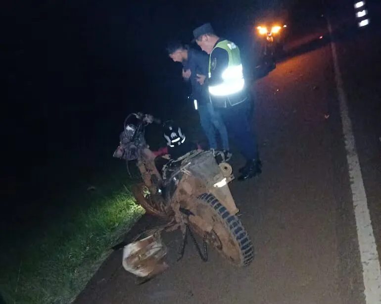 Motociclista fallece al colisionar con una bicicleta estacionada. Motociclista fallece al colisionar con una bicicleta estacionada.