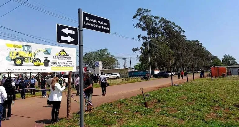 Inauguran una calle dedicada a Lalo Gomes en Pedro Juan Caballero.
