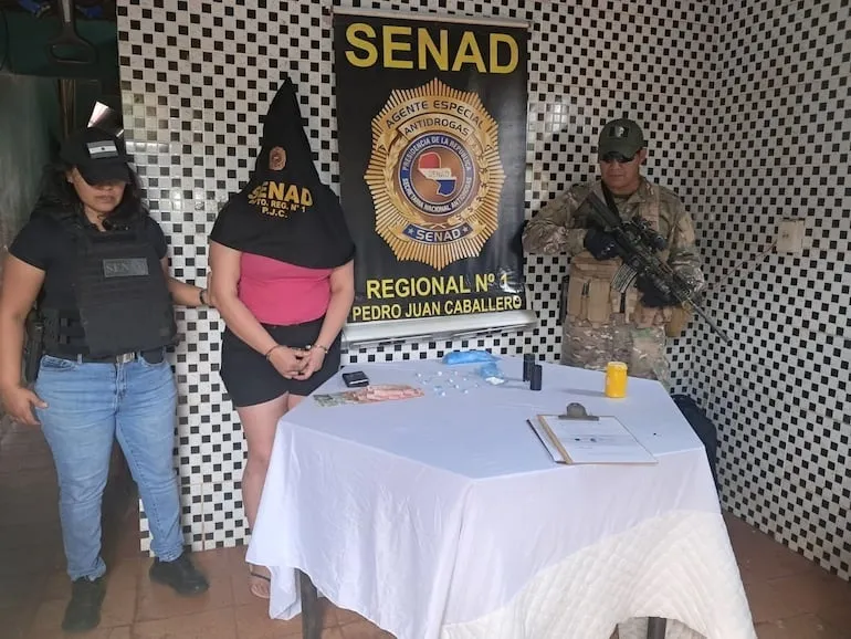 Capturan a una mujer sospechosa de microtráfico en Pedro Juan Caballero. Capturan a una mujer sospechosa de microtráfico en Pedro Juan Caballero.