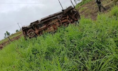 Joven chofer fallece tras volcarse su camioneta en Bella Vista Norte.