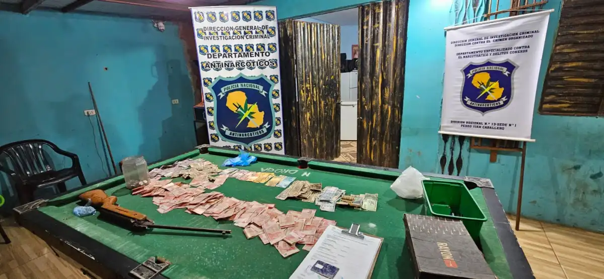 Confiscan un arma, efectivo y cocaína en una casa de Pedro Juan Caballero. Confiscan un arma, efectivo y cocaína en una casa de Pedro Juan Caballero.