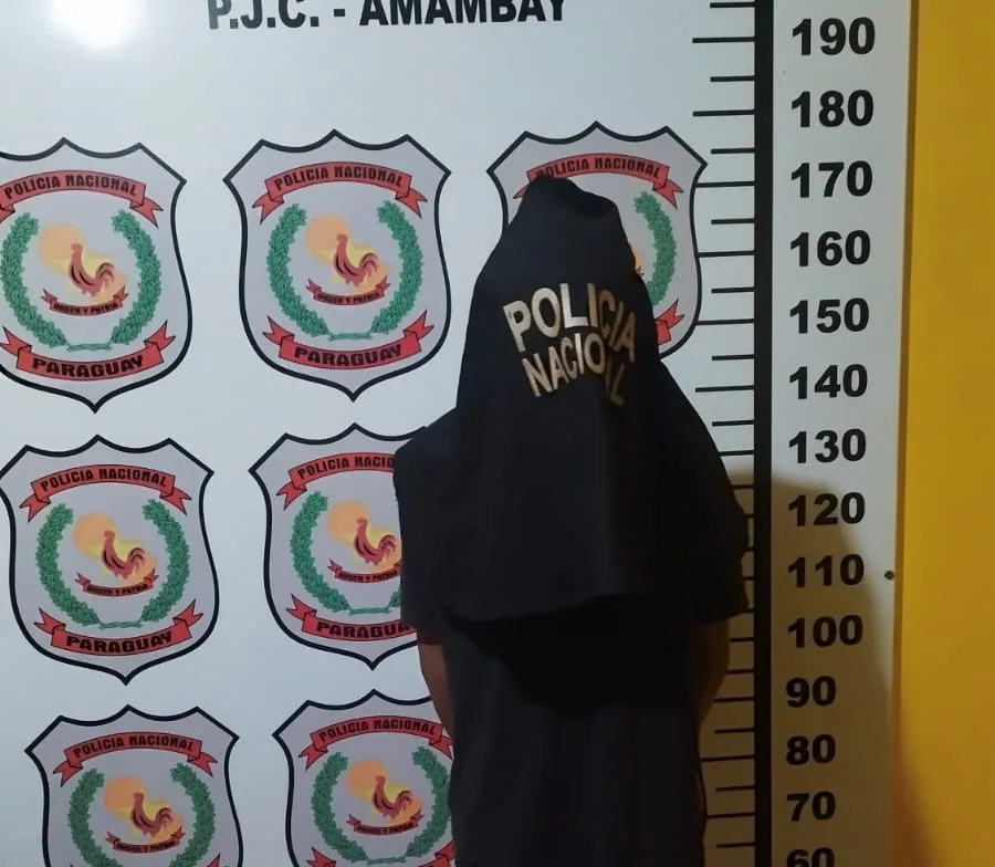 Arrestan a un joven acusado de maltrato familiar hacia su madre. Arrestan a un joven acusado de maltrato familiar hacia su madre.