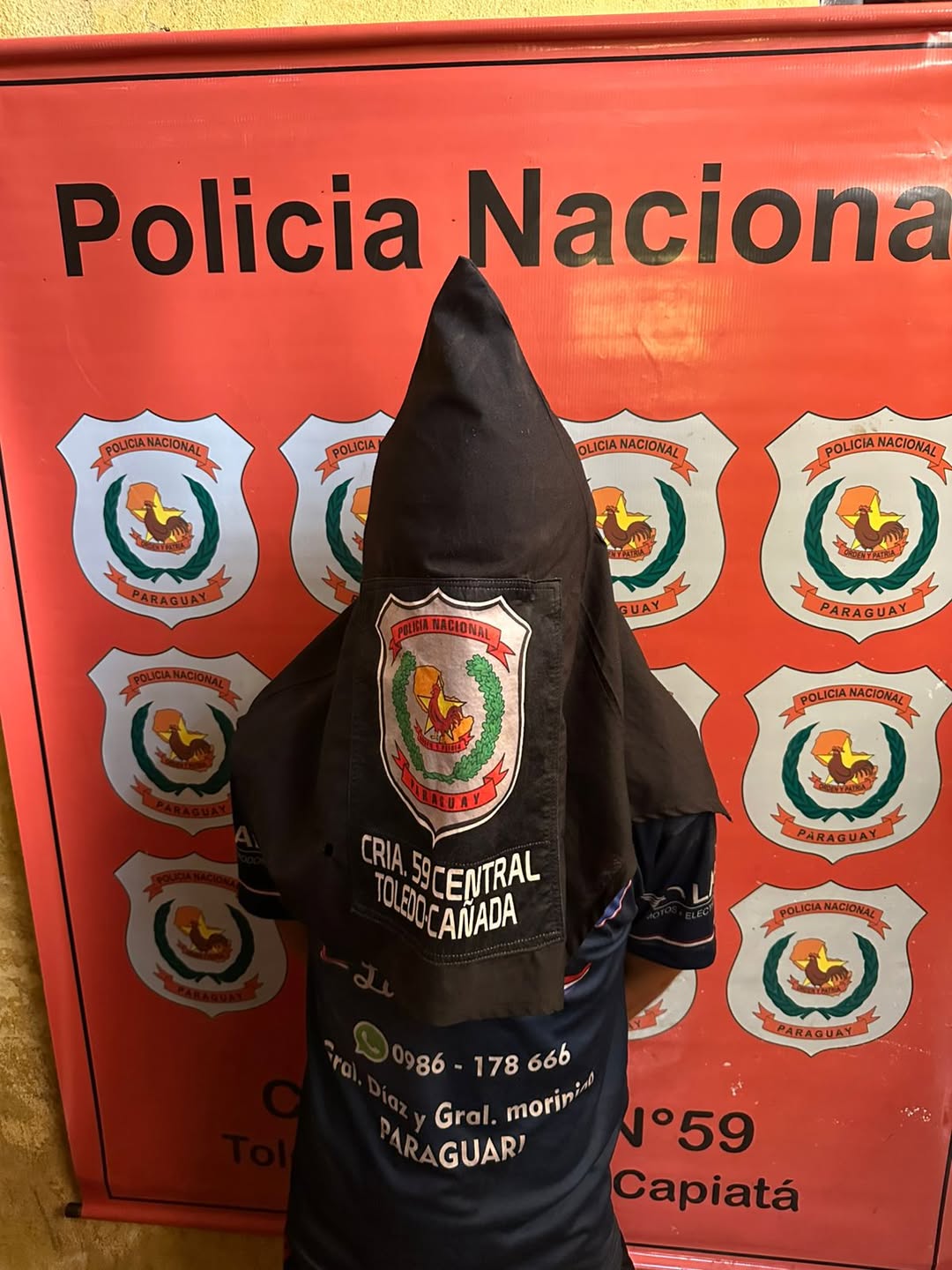 Hombre de 24 años arrestado por orden de captura vigente.