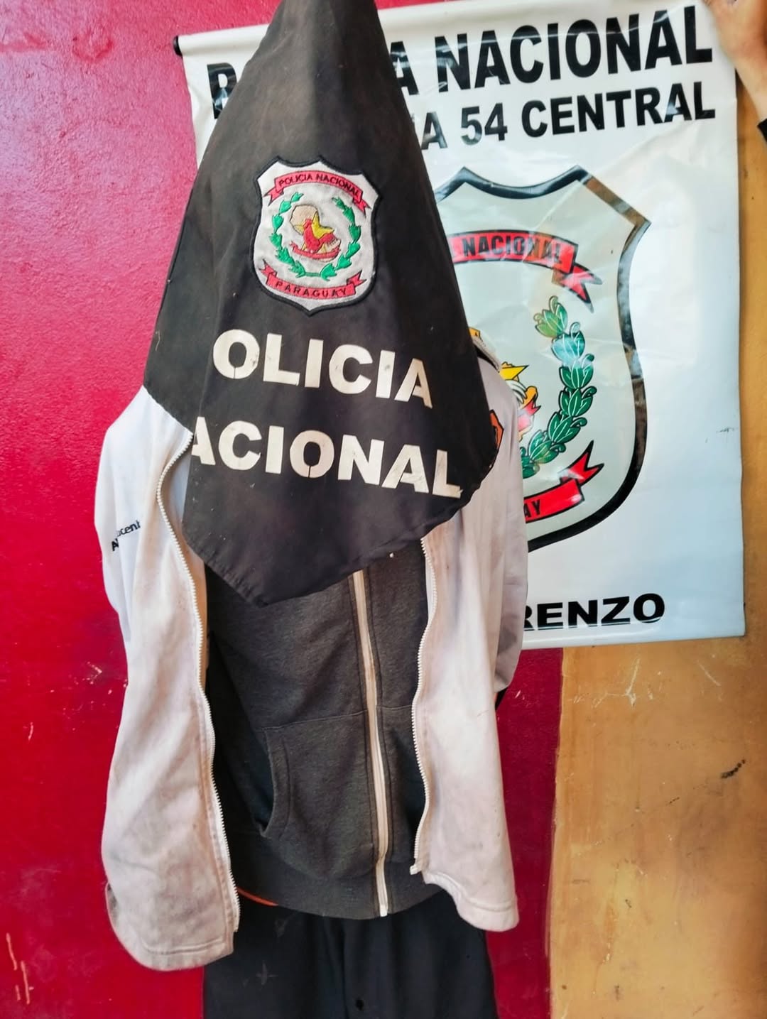 Hombre de 25 años detenido por violar arresto domiciliario