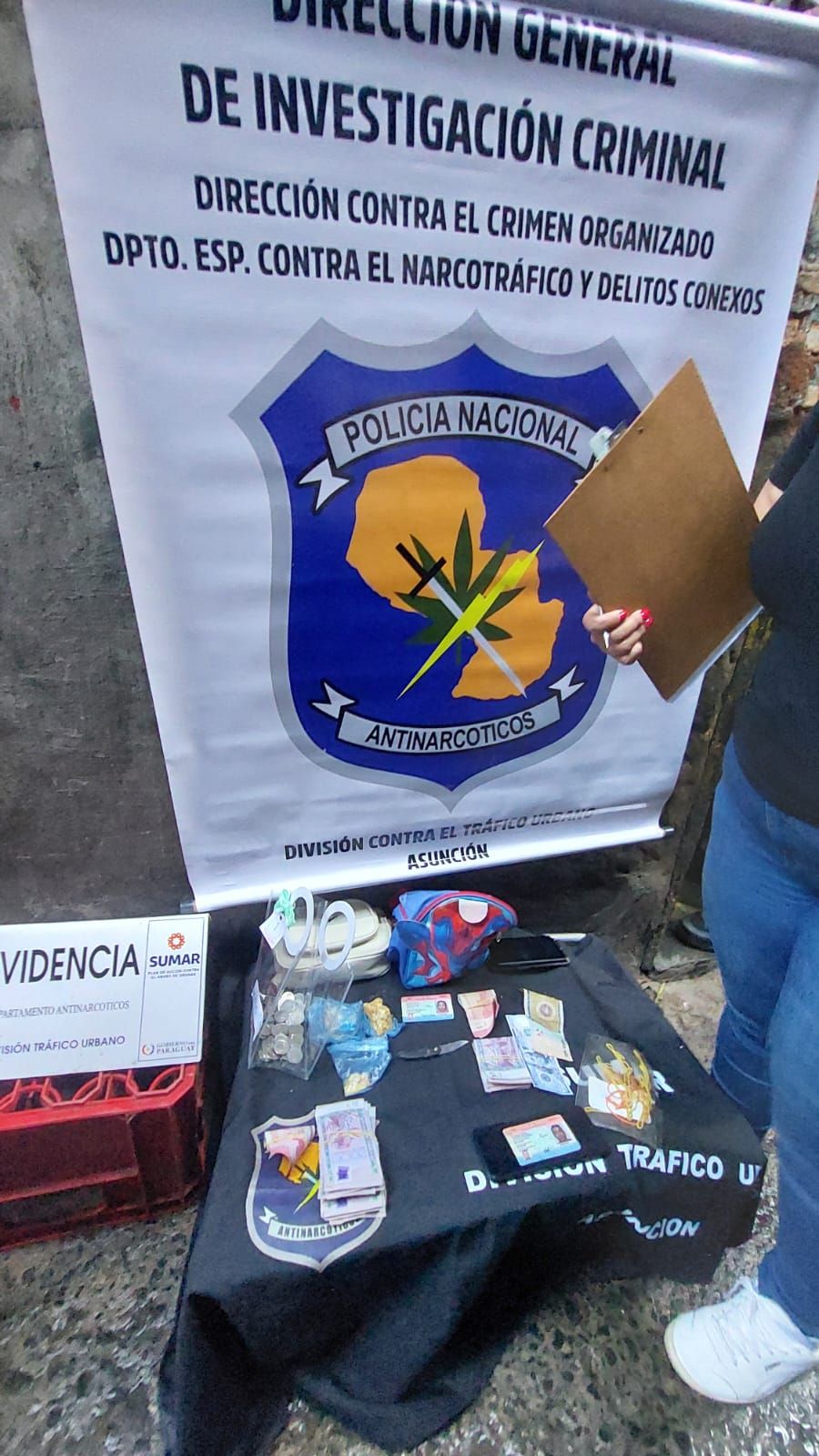 Allanamiento en Asunción: incautan cocaína, dinero y celulares.