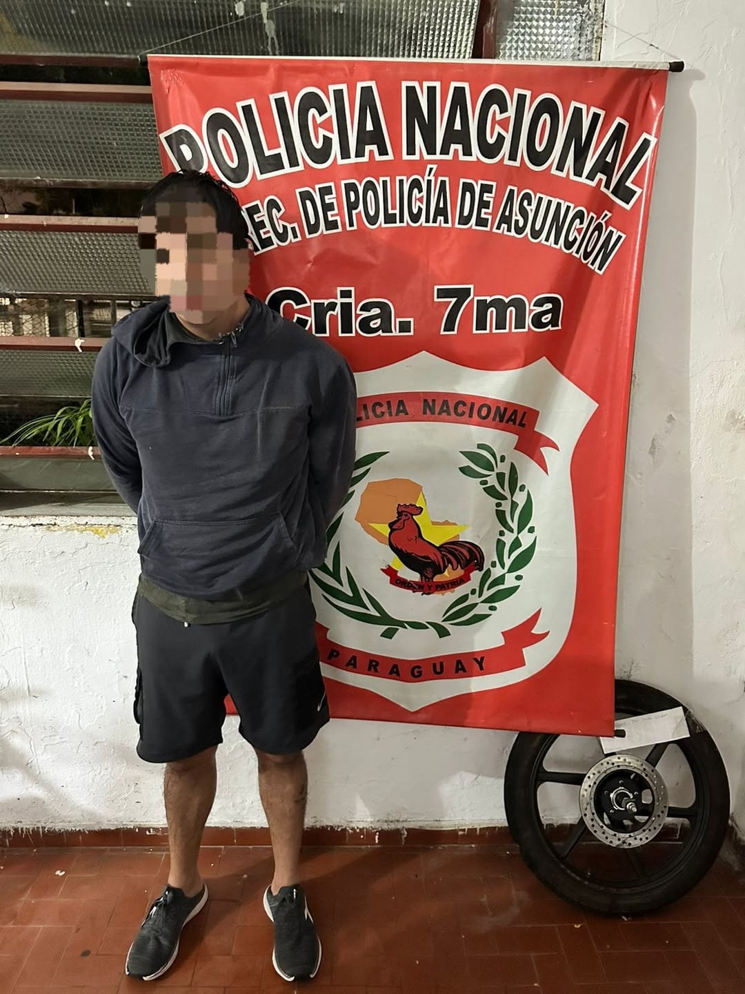 Aprehensión de hombre por hurto y resistencia en Asunción.