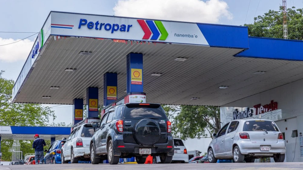 Gobierno anuncia nueva reducción del precio de los combustibles de Petropar