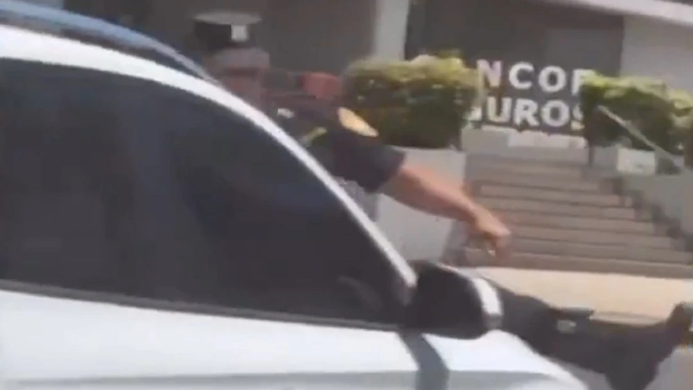 Video: Conductora lleva a policía sobre su capó, tras causar un accidente en Asunción