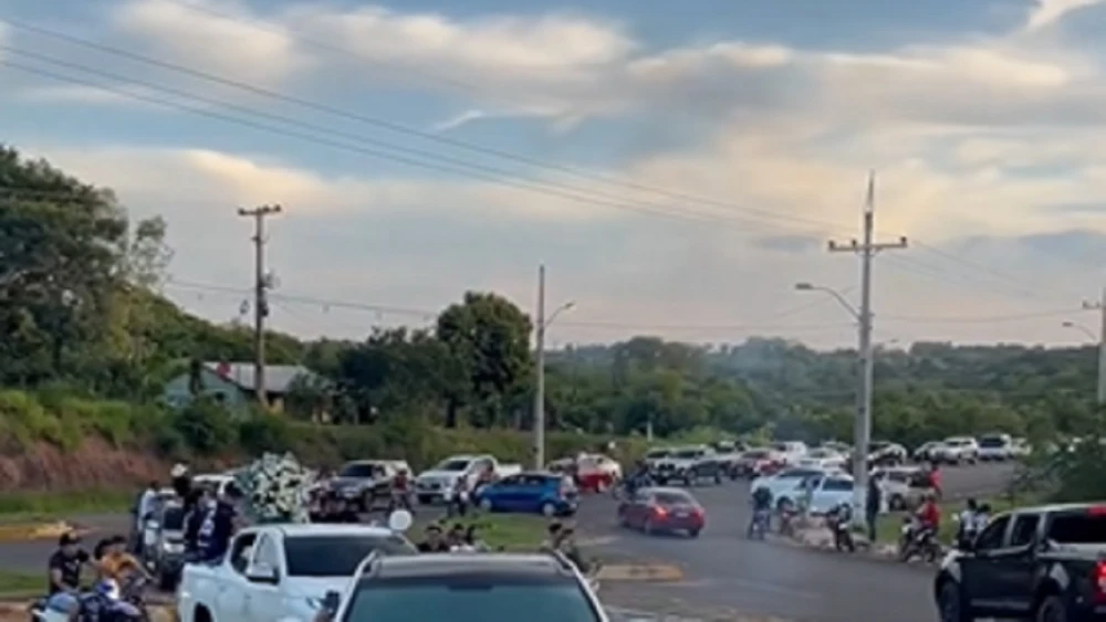 En caravana con petardos y música, una multitud despide al supuesto narco abatido en Canindeyú