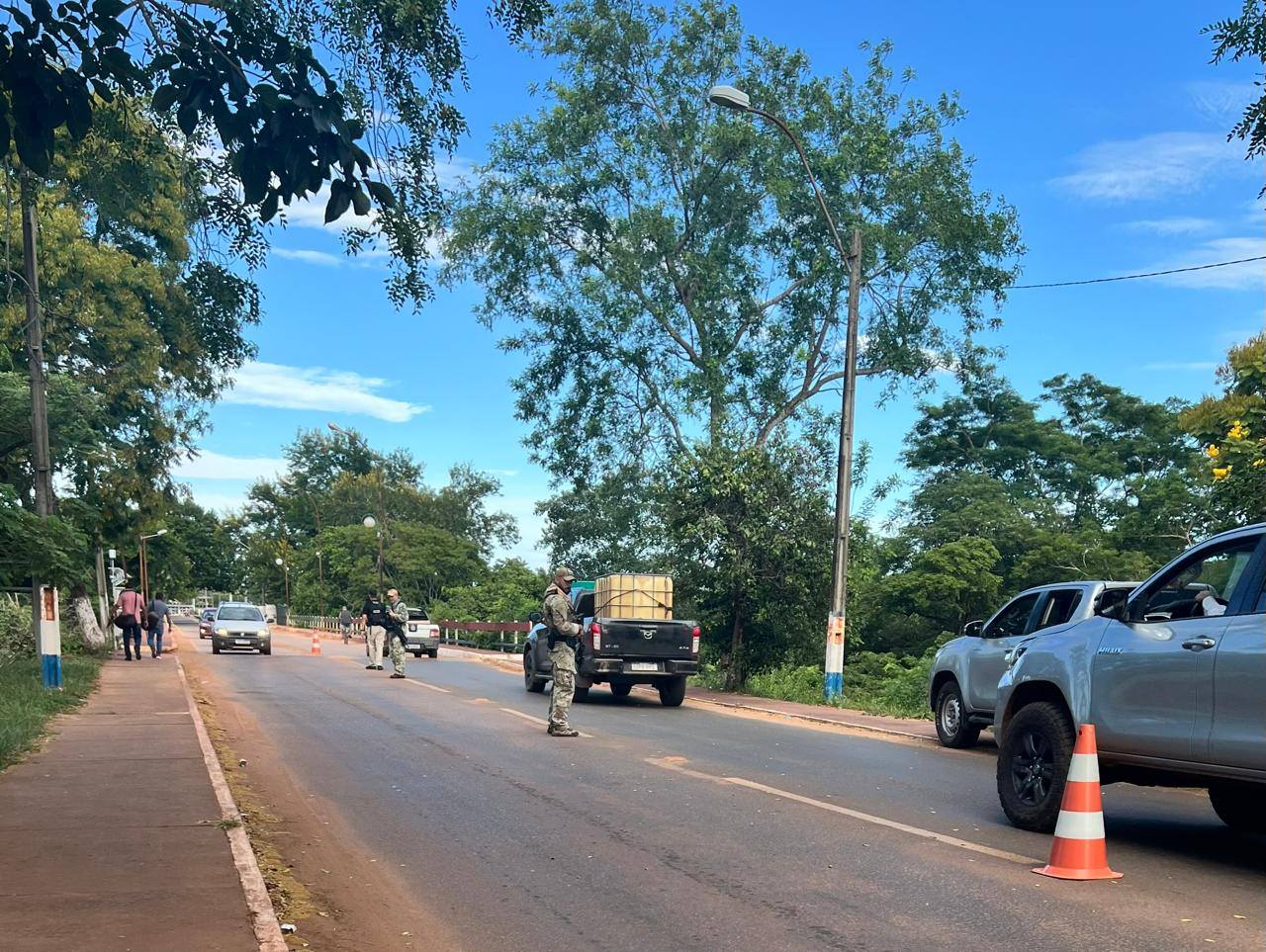 Comunidad colaborando con seguridad