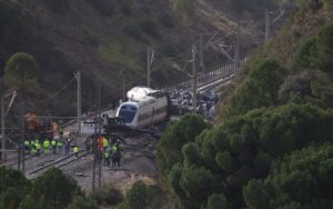Seis heridos leves al chocar un tren de vía estrecha contra un camión grúa en Cartagena | España