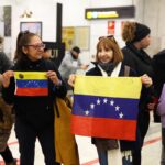 [gpt3] Reescribe este título en 8 a 10 palabras:Últimas noticias de Venezuela tras la detención de Maduro, en directo | Amigos de los excarcelados españoles esperan su llegada en Barajas: “Estamos emocionadísimos” | Internacional[gpt3]