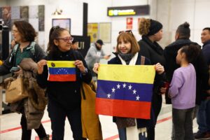 [gpt3] Reescribe este título en 8 a 10 palabras:Últimas noticias de Venezuela tras la detención de Maduro, en directo | Amigos de los excarcelados españoles esperan su llegada en Barajas: “Estamos emocionadísimos” | Internacional[gpt3]