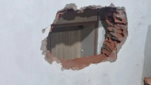 Abren boquete y llevan teléfonos celulares del local de un comerciante bangladesí en PJC