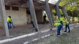 Presos de Concepción participan en trabajos comunitarios.