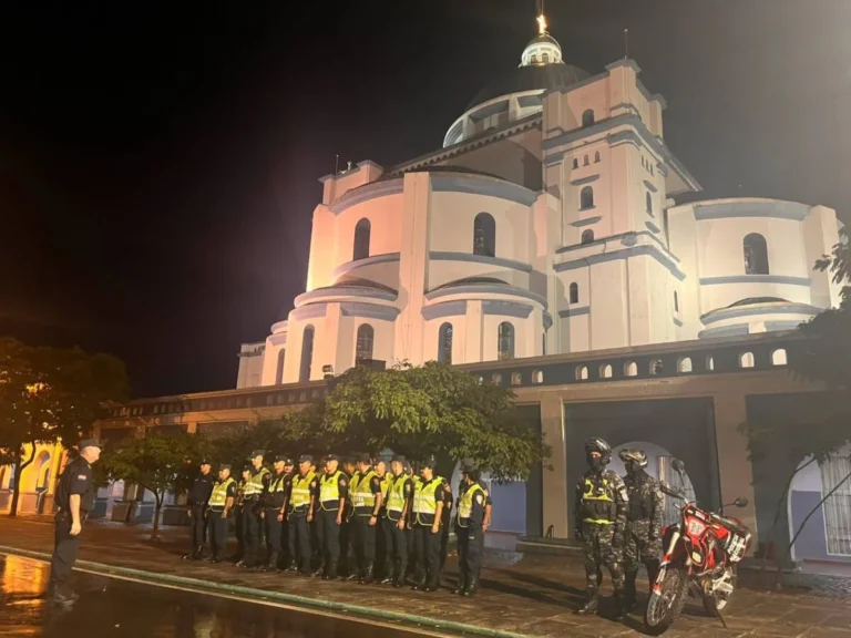 Personal de Apoyo Listo para Santa Misa en Caacupé